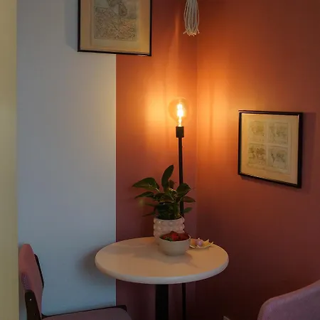 Pretty Little - Cozy In Apartment *